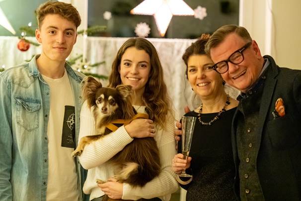 Ein Bild, das Person, Wand, drinnen, stehend enthält.
Automatisch generierte Beschreibung