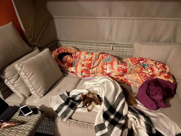 Ein Bild, das drinnen, Bettwäsche, Sofa, Kleidung enthält.
Automatisch generierte Beschreibung