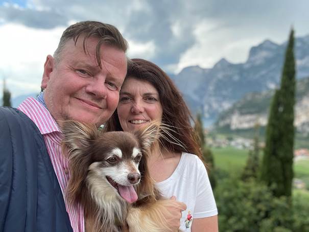 Ein Bild, das Person, draußen, Himmel, Mann enthält.
Automatisch generierte Beschreibung