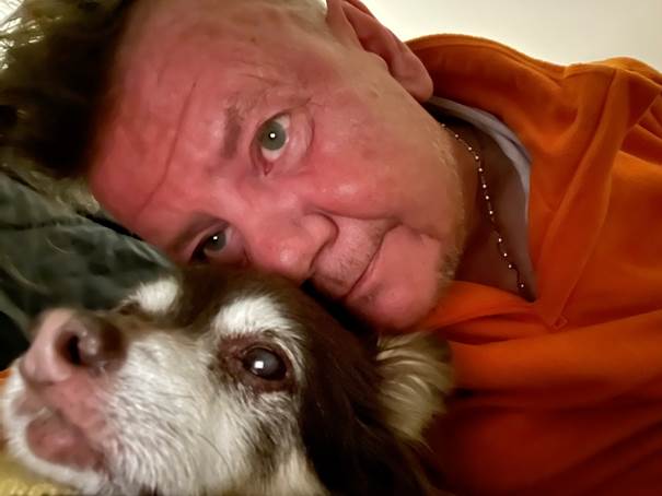 Ein Bild, das drinnen, Säugetier enthält.
Automatisch generierte Beschreibung